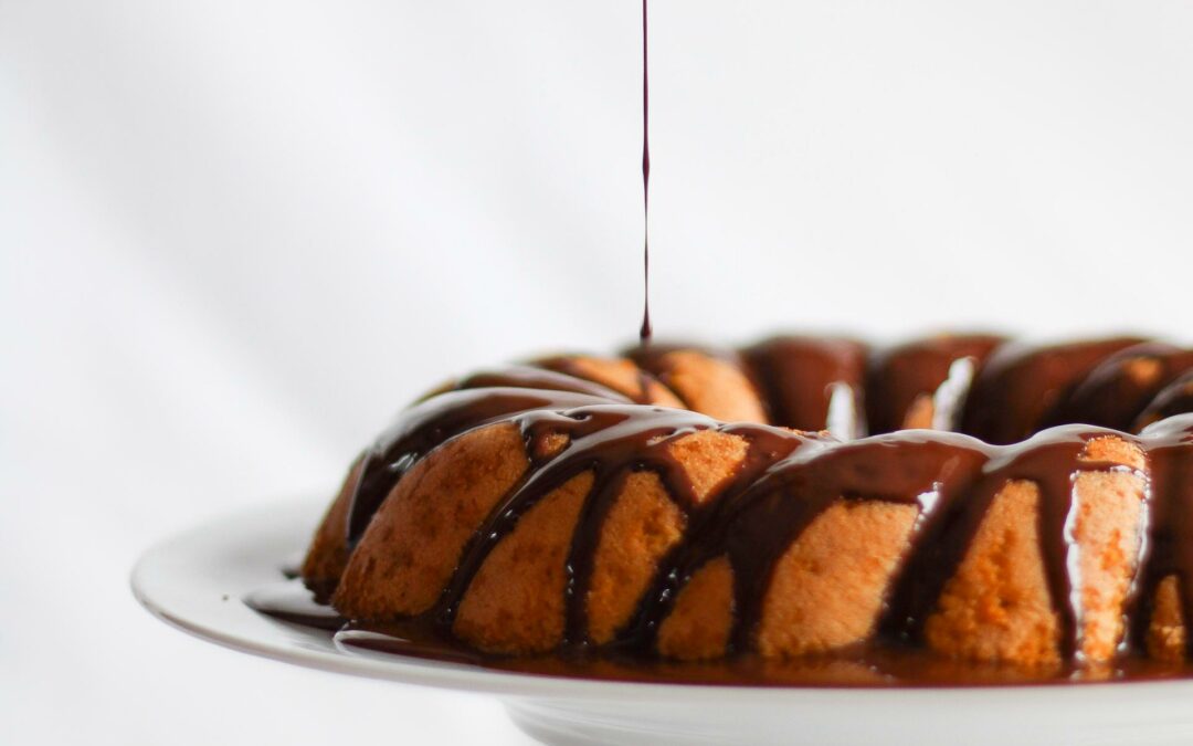 Bolo de cenoura e aveia com calda de chocolate negro