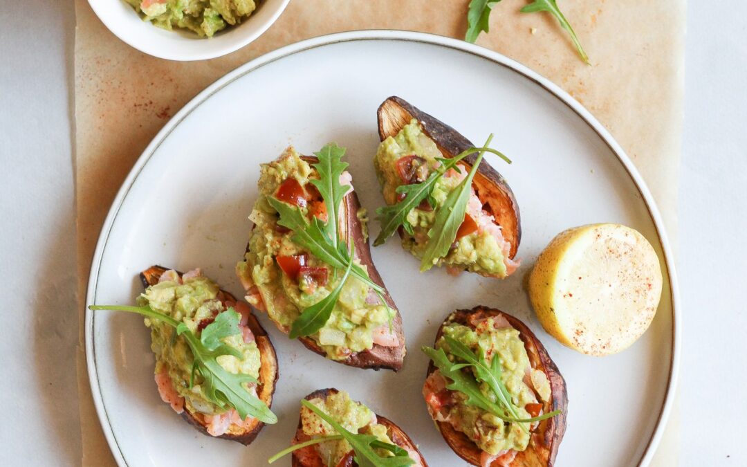 Batatas-doces recheadas com guacamole e salmão fumado