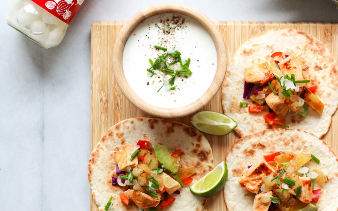 Tacos de frango, ananás e cebolinhas