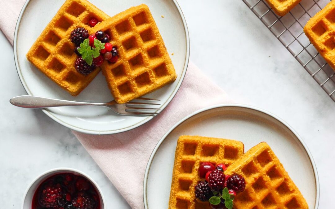 Waffles de cenoura e canela com frutos vermelhos