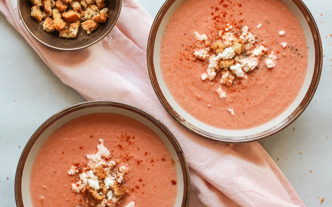 Sopa de beterraba, requeijão e pimentão-doce