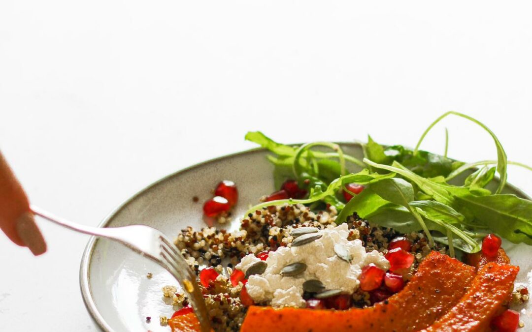 Salada outonal de quinoa, abóbora e romã