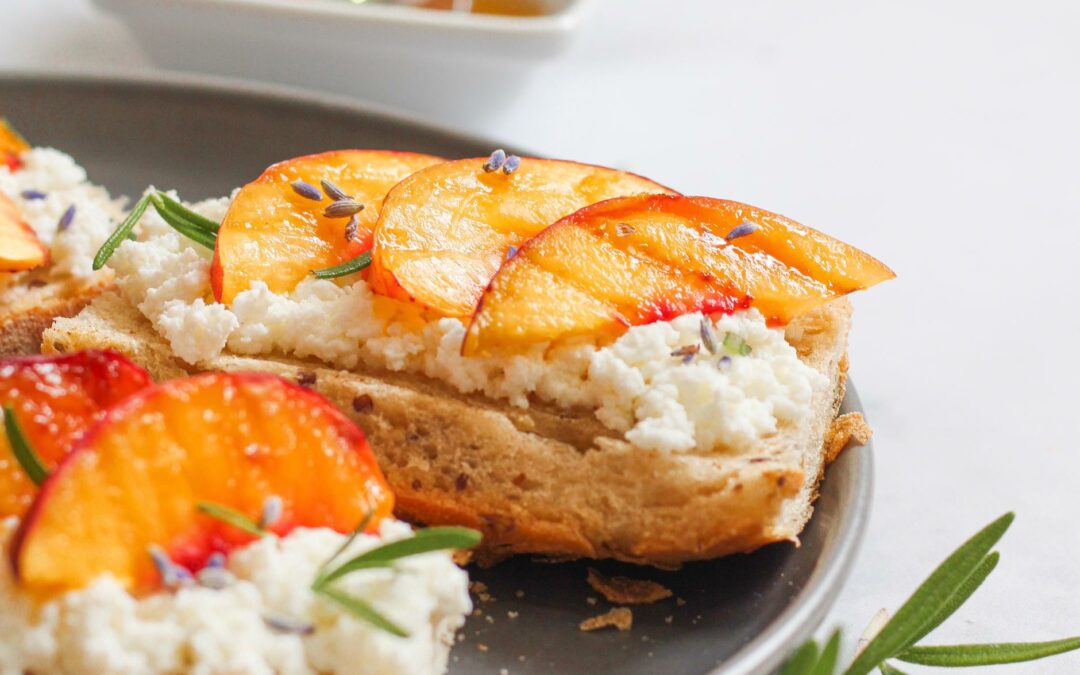 Tosta de pêssego grelhado e requeijão