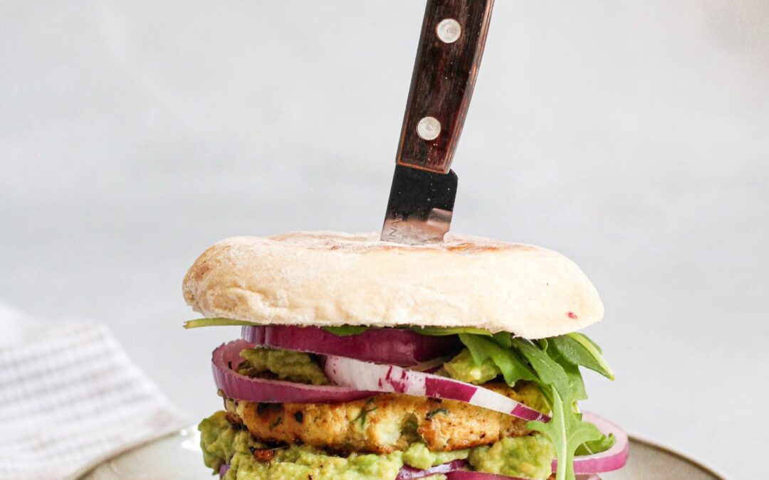 HAMBÚRGUER DE PESCADA EM BOLO DO CACO